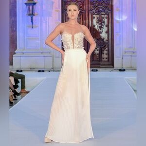 Elegant White Strapless Dress